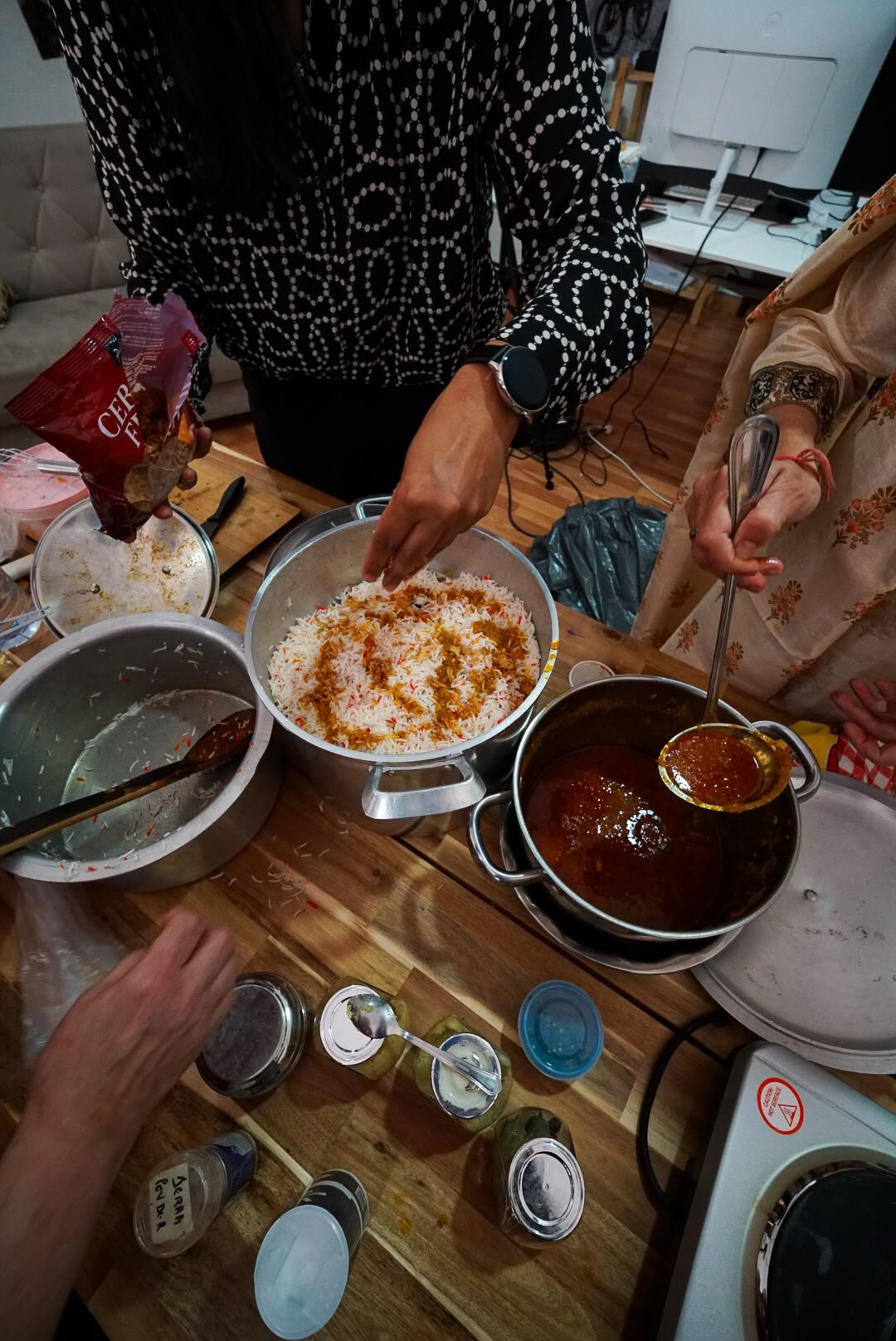 Arroz e molho em panelas na bancada