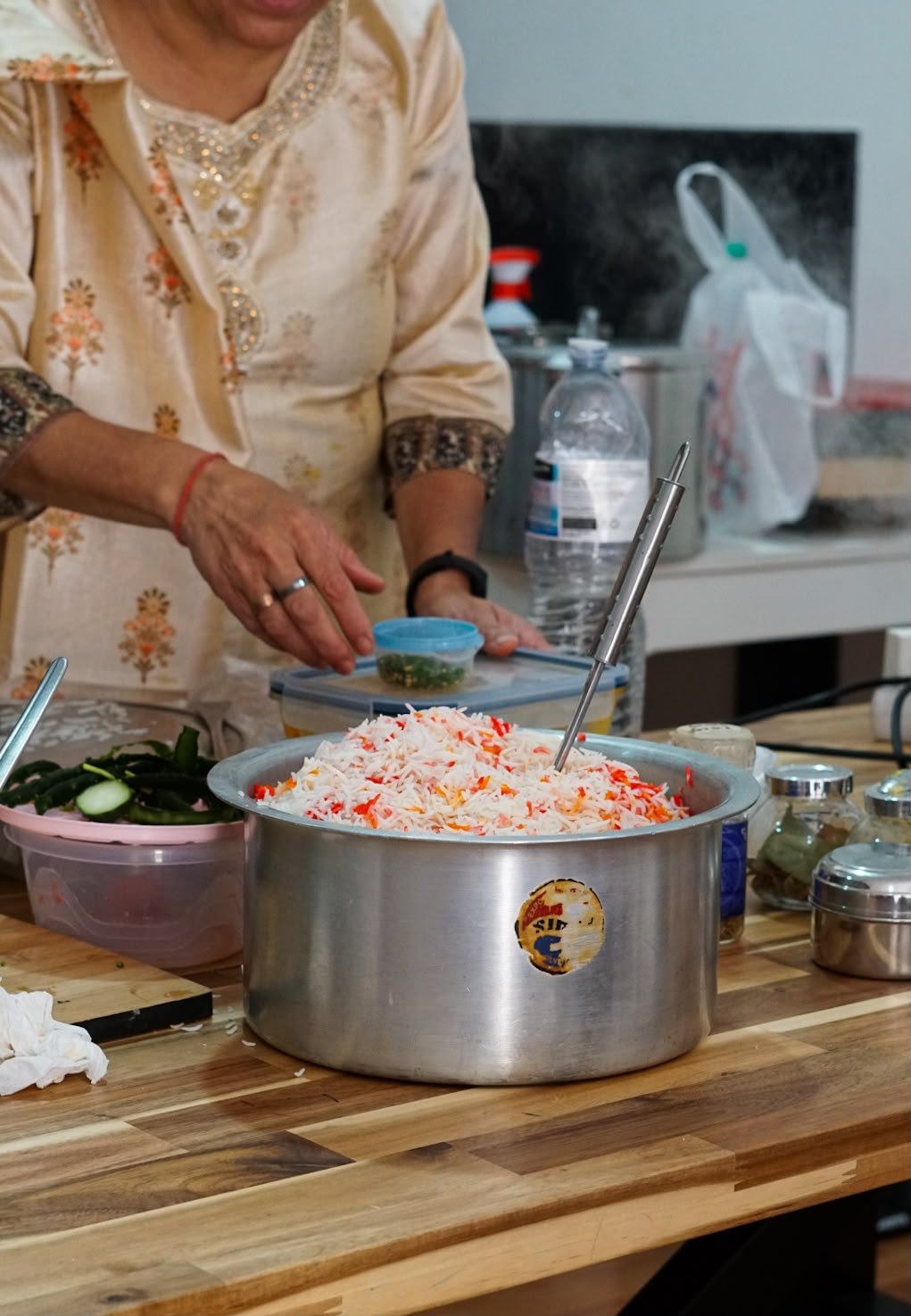 Panela de arroz com legumes a ser preparada